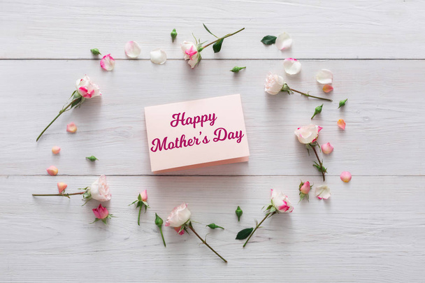 Ευτυχισμένος μητέρες ημέρα φόντου, κάρτα και λουλούδια για το λευκό ξύλο - Φωτογραφία, εικόνα