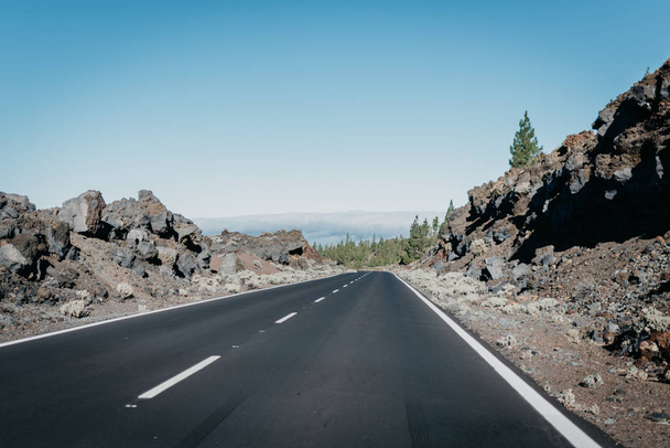 Autoroute va entre d'énormes rochers à la forêt près des nuages. Parc national Teide. Ténérife
 - Photo, image