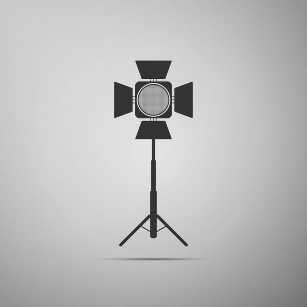 Icono del proyector de película aislado sobre fondo gris. Efecto de luz. Escena, estudio, espectáculo. Diseño plano. Ilustración vectorial
 - Vector, Imagen