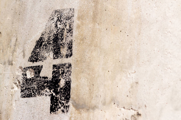 Номер 4 окрашен на старом бетонном фоне
 - Фото, изображение