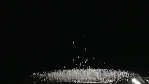 gotas de agua saltando sobre el subwoofer sobre fondo negro
 - Metraje, vídeo