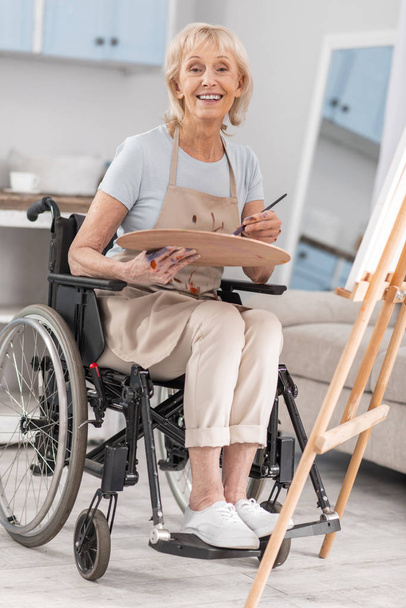 Handicapped mature woman freeing her talent - Zdjęcie, obraz
