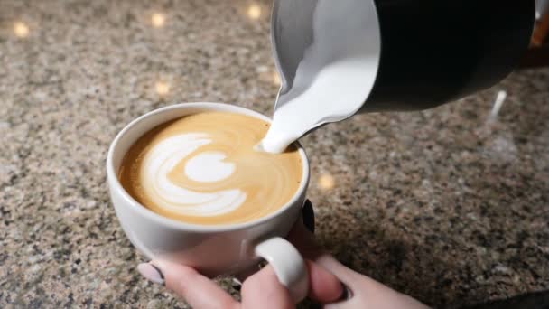 Parzenia kawy. Barista zaprasza na kawę. Przygotowanie latte. Barista, wylewanie gorące mleko do kubka kawy espresso. latte art. Zwolnionym tempie - Materiał filmowy, wideo