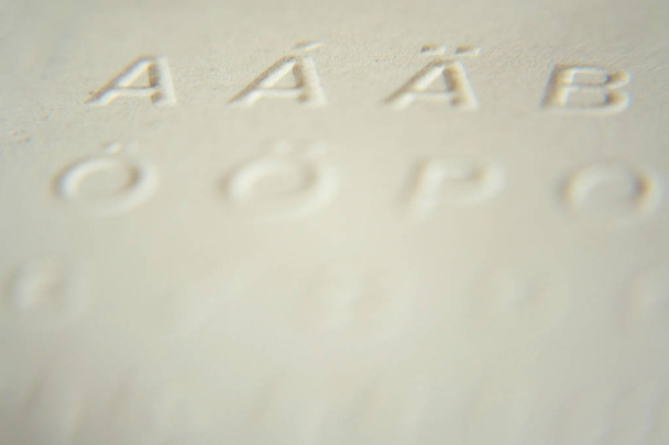 Tłoczone, pisanie listów dla osób niewidomych, używane przed pismo Braille'a - Zdjęcie, obraz