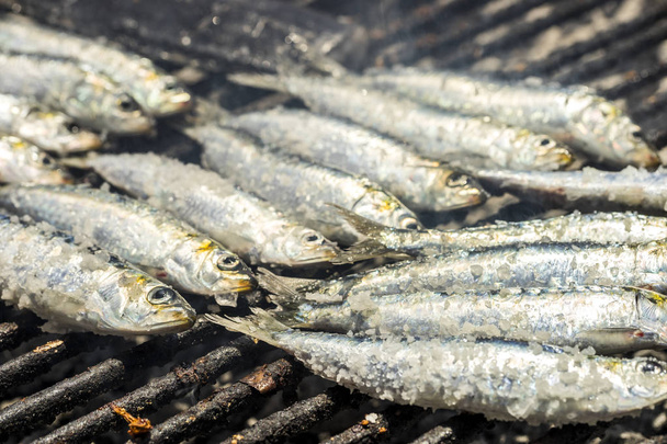 Sardine fresche messe sul barbecue - cibo tradizionale dal Portogallo
 - Foto, immagini