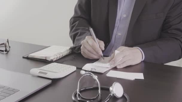Sağlık masrafları ve ücretleri kavramı. Akıllı doktor el modern hastanede tıbbi masrafları için bir hesap makinesi kullanılır - Video, Çekim