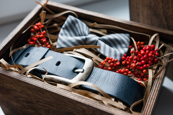 Güzel hediyeler, bir kemer ve bir papyon kravat / hediyeler ve parlak doldurma, hediye paketleri zanaat - Fotoğraf, Görsel