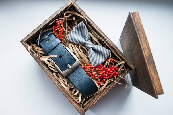 Güzel hediyeler, bir kemer ve bir papyon kravat / hediyeler ve parlak doldurma, hediye paketleri zanaat - Fotoğraf, Görsel