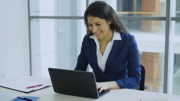 Young businesswoman using laptop computer receiving good message and become very excited and happy sits in modern office - Πλάνα, βίντεο
