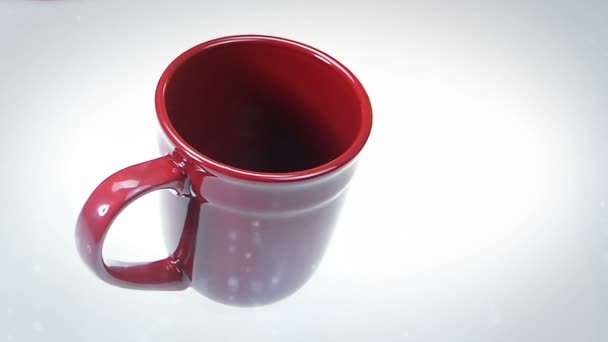 Taze yapılmış kahve ile kırmızı kahve fincanı  - Video, Çekim