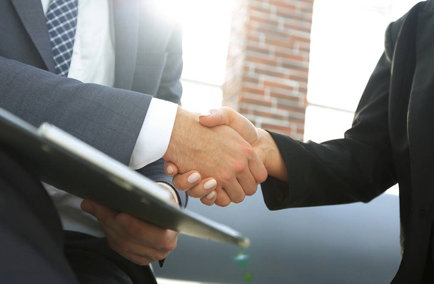 Close-up of two business people shaking hands - Fotografie, Obrázek