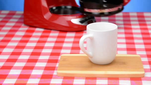 Tasse à café rouge avec café frais brassé panoramique
  - Séquence, vidéo