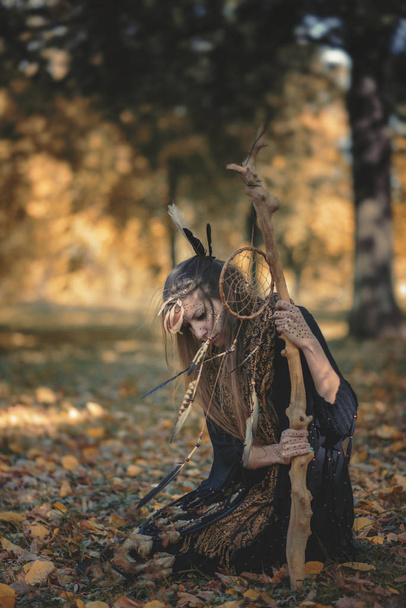 Φυλετικές γυναίκα σαμάνος χύτευσης τελετουργική μαγεία στη φύση - Φωτογραφία, εικόνα