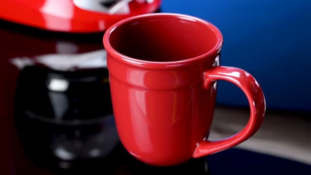 Xícara de café vermelho com café fresco
  - Filmagem, Vídeo
