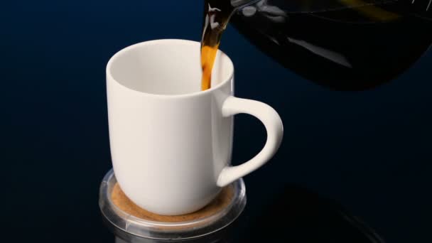 Bílý šálek kávy s čerstvým uvařená káva s odlesk objektivu - Záběry, video