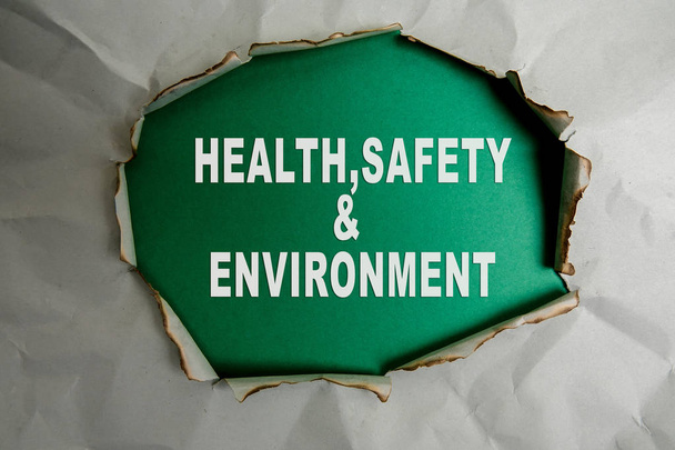 Υγεία, ασφάλεια και περιβάλλον έννοια κείμενο στο απλό σκισμένο χαρτί. - Φωτογραφία, εικόνα