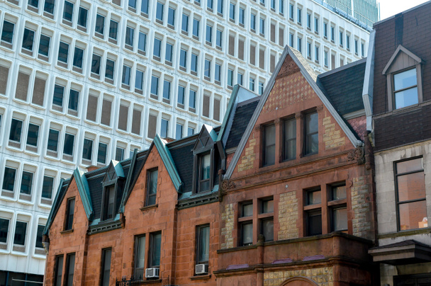 Oude en nieuwe huizen met grote ramen in Montreal downtown, Canada. - Foto, afbeelding