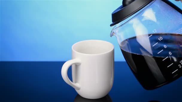 Zoom-in taze yapılmış kahve ile beyaz kahve fincanı - Video, Çekim