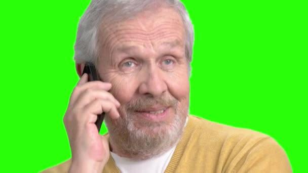 Close-up van senior man praten over telefoon. - Video