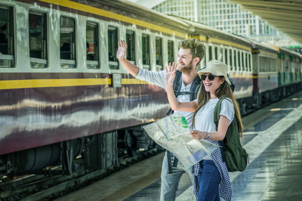 Multi-etnische reizigers op zoek op de kaart op trein station, reizen en vervoer concept - Foto, afbeelding