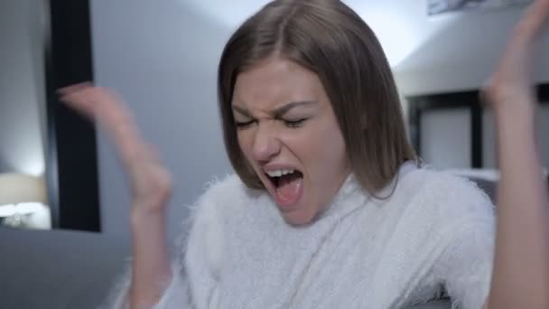 schreiende wütende Frau auf Seite des Bettes sitzend - Filmmaterial, Video