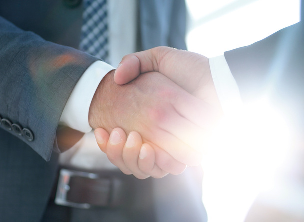 Biznesmen dając ręką Handshake do partnera - Zdjęcie, obraz