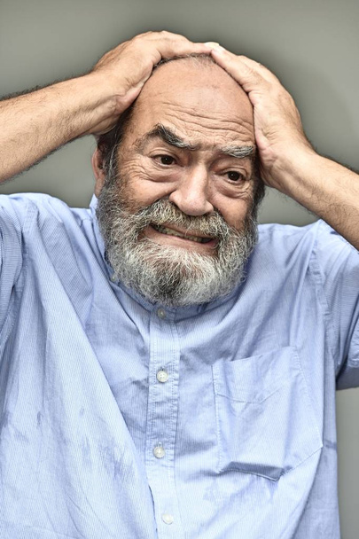 Senior Colombian Grandpa Under Stress - Foto, immagini
