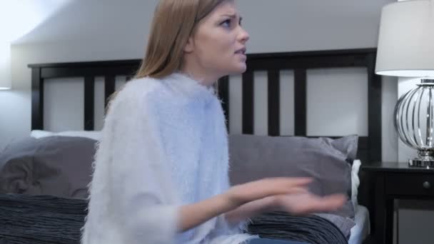 Θυμωμένος φωνάζοντας γυναίκα ενώ κάθεται στο κρεβάτι στην κρεβατοκάμαρα - Πλάνα, βίντεο