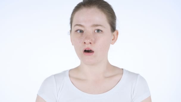 Kopfschütteln bei Ablehnung durch junge Rotschopf-Frau - Filmmaterial, Video