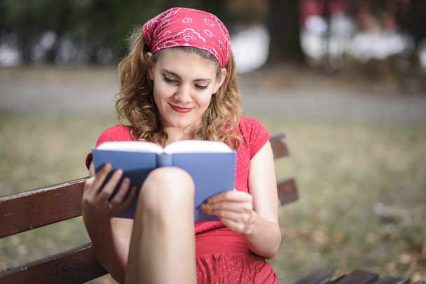 Mulher desfrutando de um livro em um parque, estilo vintage
 - Foto, Imagem