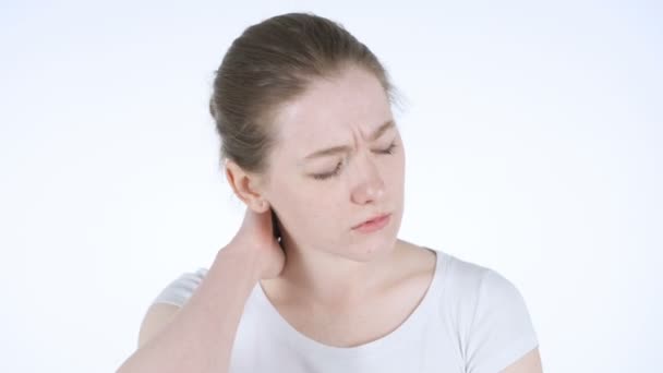 Mujer joven cansada con dolor de cuello, fondo blanco
 - Metraje, vídeo