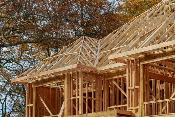 Nowe budownictwo mieszkaniowe domu kadrowania przed Dom jest nowy w drewno dachowe - Zdjęcie, obraz