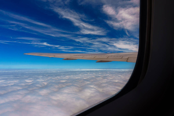 antenni näkymä sininen taivas pilvet ikkunasta jet lennon
 - Valokuva, kuva