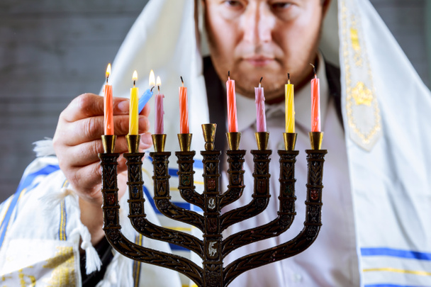 Hanukkah, una celebración judía. Velas encendidas en la menorá, Hanukka hombre enciende velas
 - Foto, imagen