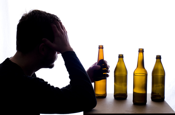 problemami człowieka z butelki do piwa - Zdjęcie, obraz