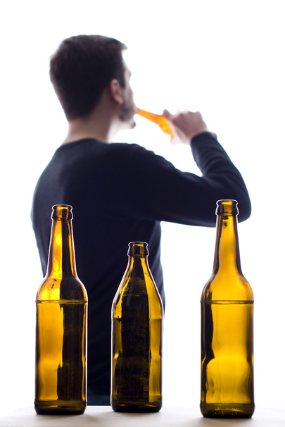 man en bier flessen - Foto, afbeelding