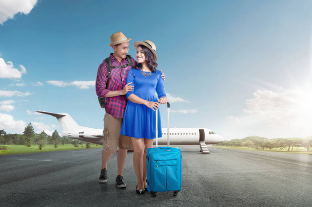 Para młoda Azjatka turystycznych z bagażem będzie podróżujących z samolotu w Lotnisko - Zdjęcie, obraz