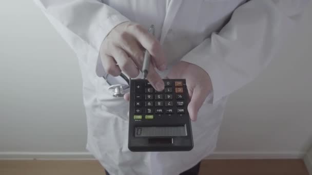 Zdravotní náklady a poplatky na koncept. Ruční smart doktor používá kalkulátor nákladů na zdravotní péči v moderní nemocnici - Záběry, video