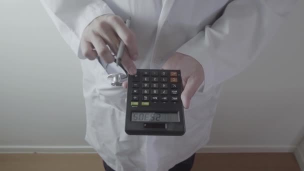 Gesundheitskosten und Honorarkonzept. Hand des smarten Arztes verwendet einen Rechner für medizinische Kosten in modernen Krankenhäusern - Filmmaterial, Video
