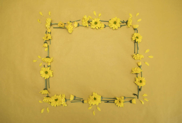 Sárga keret virágokkal - Fotó, kép