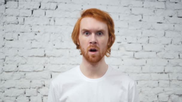 Movimiento lento del hombre sorprendido asombrado con los cabellos rojos, preguntándose
 - Metraje, vídeo