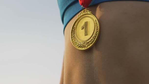 Süper closeup çekim kadın atlet'ın boynunda asılı altın madalya kazanan - Video, Çekim