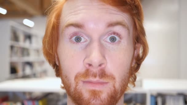 Zeitlupe eines ernsten Mannes mit zwinkerndem Auge, Nahaufnahme - Filmmaterial, Video