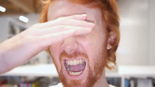 Slow Motion gek hoofdpijn door gespannen roodharige Man - Video