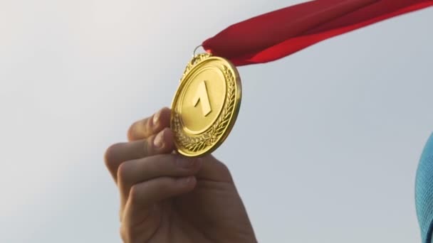 Kobiece gimnastyczka wyświetlone złoty medal, profesjonalnego sportowca wygrał konkurs - Materiał filmowy, wideo
