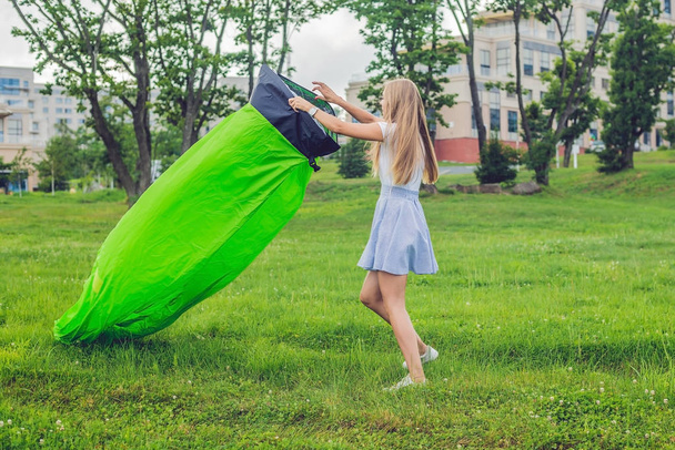 Woman tries to inflate an air sofa. lamzac - Foto, imagen