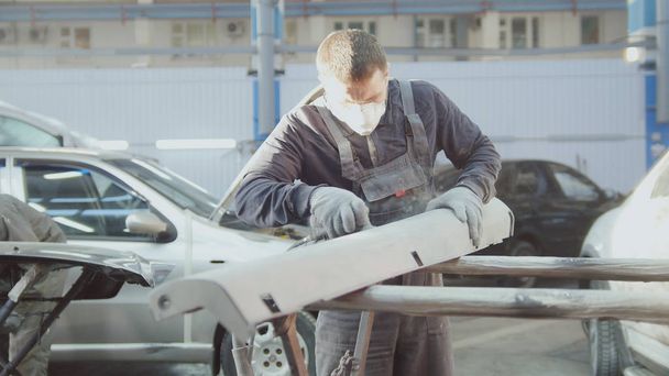 自動車整備 - 肉体労働 - の男性労働者が車を磨く - 写真・画像