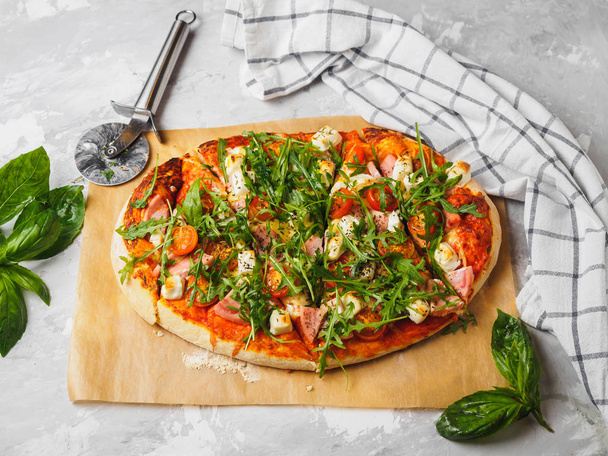 Pizza calda fatta in casa sullo sfondo grigio
 - Foto, immagini