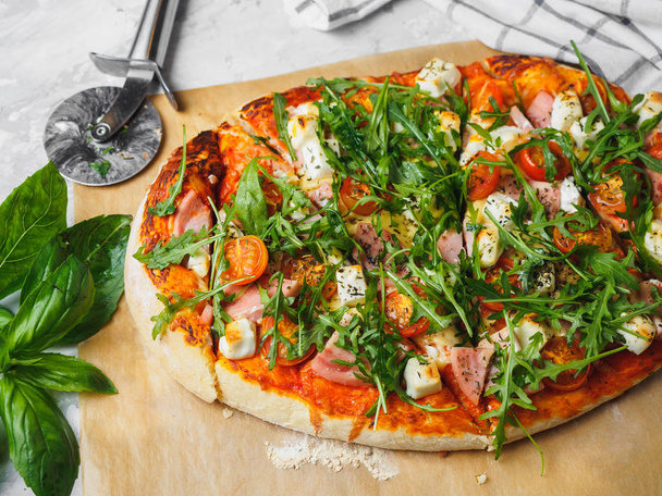 Горячая домашняя пицца на сером фоне
 - Фото, изображение