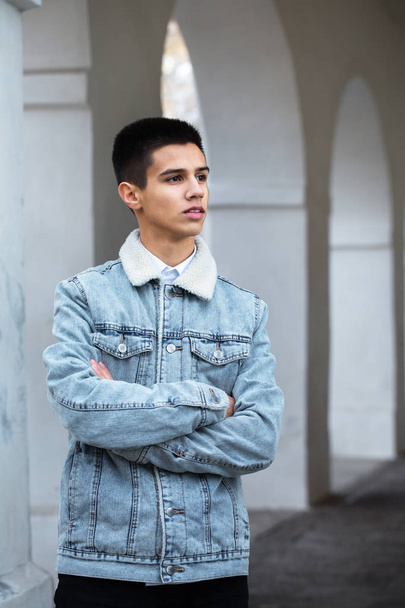 Um jovem de casaco jeans
 - Foto, Imagem